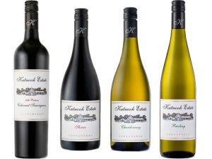 アサヒビールが市場に投入した中価格帯のオーストラリア・ワイン。「カトヌック・エステート」ブランドの4アイテム。左から、「カベルネ・ソーヴィニヨン」「シラーズ」「シャルドネ」「リースリング」。店頭想定価格は、赤ワイン4340円、白ワイン3840円(いずれも税別) アサヒビールが市場に投入した中価格帯のオーストラリア・ワイン。「カトヌック・エステート」ブランドの4アイテム。左から、「カベルネ・ソーヴィニヨン」「シラーズ」「シャルドネ」「リースリング」。店頭想定価格は、赤ワイン4340円、白ワイン3840円(いずれも税別)