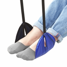 足を吊るしてむくみを防止できる折りたたみ可能なフットレスト「200-BAGIN004シリーズ」(サンワプライ発表資料より) 足を吊るしてむくみを防止できる折りたたみ可能なフットレスト「200-BAGIN004シリーズ」(サンワプライ発表資料より)