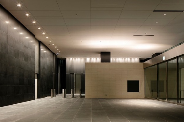 NTT都市開発が竣工式を行った地上8階建てのオフィスビル「アーバンネット銀座一丁目ビル」のエントランスホール。（写真：同社発表資料より）