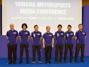 ファクトリーレーシングの選手と監督たち。中央は木村隆昭副社長