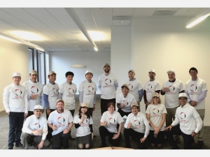 トヨタがこの1月に公開した新会社「Toyota Research Institute, Inc.(TRI)」のメンバー。後方中央の背の高い弾性がCEOのギル・プラット(Gill A. Pratt)氏だ トヨタがこの1月に公開した新会社「Toyota Research Institute, Inc.(TRI)」のメンバー。後方中央の背の高い弾性がCEOのギル・プラット(Gill A. Pratt)氏だ