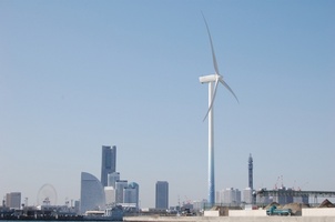 神奈川県、横浜市、川崎市、岩谷産業、東芝、トヨタ自動車は、風力発電で製造した水素を燃料電池フォークリフトへ供給する実証を開始する。（写真：神奈川県などの発表資料より）