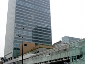 3月25日オープンした新宿南口「JR 新宿ミライナタワー」の商業施設「ニュウマン(NEWoMan)」、高速バスとタクシーのターミナル「バスタ」は4月4日に3階で開業する。