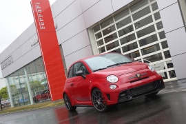 アバルト695ビポストをフェラーリの顧客向け代車として提供(FCAジャパンの発表資料より) アバルト695ビポストをフェラーリの顧客向け代車として提供(FCAジャパンの発表資料より)