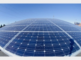 写真は「ゼロエネルギー住宅を指向する」積水ハウスの太陽光発電実験設備の大型太陽光パネル。一般的な住宅用太陽光発電は4kW/h程度が目安となる