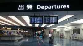 国土交通省は、2020年までに羽田空港国際線の年間発着枠が現状より3.9万回増えた場合の経済波及効果が年間約6,500億円になるとの試算を発表した。写真は、羽田空港第2旅客ターミナルの出発ロビー。