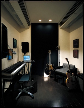 積水ハウスでは長年にわたって蓄積した遮音の研究ノウハウを生かし、心置きなく音を楽しめる暮らしを、規格型商品ではなく、個別に設計・施工するオーダーメイド方式で提案している 積水ハウスでは長年にわたって蓄積した遮音の研究ノウハウを生かし、心置きなく音を楽しめる暮らしを、規格型商品ではなく、個別に設計・施工するオーダーメイド方式で提案している