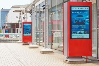 トヨタ自動車のショールーム「MEGA WEB」の案内用として導入された大日本印刷の55型デジタルサイネージ。（写真：大日本印刷の発表資料より）
