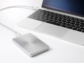 アイ・オー・データ機器は、最新のUSB規格「USB 3.1 Gen2」の転送速度10Gbps(規格値)に対応したポータブルSSD「SDPX-USCシリーズ」を7月下旬に発売する。(写真:同社Webサイトより) アイ・オー・データ機器は、最新のUSB規格「USB 3.1 Gen2」の転送速度10Gbps(規格値)に対応したポータブルSSD「SDPX-USCシリーズ」を7月下旬に発売する。(写真:同社Webサイトより)