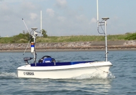 ヤマハ発動機が開発した、ダムの堆砂測量などの深浅測量作業を支援する自律型無人小型電動観測艇「BREEZE10」（写真：同社発表資料より）
