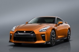 日産自動車が7月27日に発売する「NISSAN GT-R」の17年モデル。(写真提供:日産自動車) 日産自動車が7月27日に発売する「NISSAN GT-R」の17年モデル。(写真提供:日産自動車)