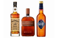 左から、プレミアム・アメリカンウイスキー「ジャック ダニエル ゴールド」(瓶700ml/アルコール度数40%)、「ウッドフォードリザーブ ダブルオークド」(瓶750ml/同43%)、カナディアンウイスキー「カナディアンミスト」(瓶750ml/同40%)、価格はいずれもオープン