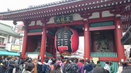 4～6月までの訪日外国人旅行者の旅行消費額は総額で9,533億円と、前年同期から7.2%増加した一方で、1人あたりの旅行支出は15万9,930円と前年同期に比べ9.9%減少した。写真は、東京都台東区、浅草寺の雷門。