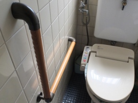 自宅トイレの温水洗浄便座の装着状況を尋ねると、全体では69.4%が「装着されている」との結果になった 自宅トイレの温水洗浄便座の装着状況を尋ねると、全体では69.4%が「装着されている」との結果になった