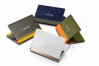 「VAIO C15」（左：ブラック・イエロー、右：カーキ・オレンジ、上：ネイビー・グレー、下：ホワイト・カッパー）（写真：VAIO発表資料より）