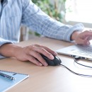 マウス操作をしながら欲しいところだけスキャンできるOCR機能付きマウススキャナー「400-SCN027」。 (写真提供:サンワサプライ) マウス操作をしながら欲しいところだけスキャンできるOCR機能付きマウススキャナー「400-SCN027」。 (写真提供:サンワサプライ)