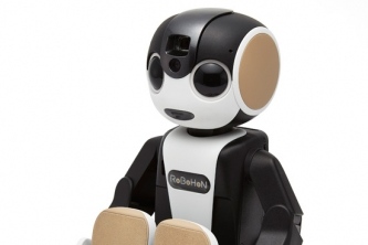 シャープは3日、ロボット型携帯電話「ロボホン（RoBoHoN）」の分割払いの新販売プラン「月々コース」を新たに設定した。（写真提供：シャープ）