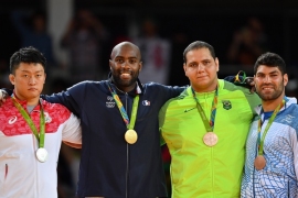 リオデジャネイロオリンピックの柔道男子100キロ超級で銀メダルを獲得した原沢久喜（左）、金メダルのテディ・リネール（左から2番目）ら。(Photo by Pascal Le Segretain/Getty Images)