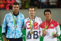 錦織圭が1920年の熊谷一弥以来、96年ぶりに五輪のテニスでメダルを獲得した。写真は、表彰台に立つ（左から）デルポトロ、マレー、錦織。(Photo by Clive Brunskill/Getty Images)