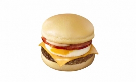 日本マクドナルドが8月31日から期間限定で販売する「満月チーズ月見」。