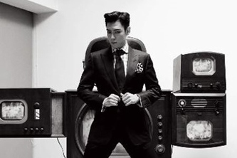 BIGBANGのT.O.P、ブラックのスーツのクラシカルな魅力