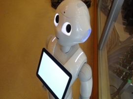 ソフトバンクグループのアスラテックは「Pepper」の介護施設への導入促進に向けて、ロボット遠隔操作システム「VRcon for Pepper」を使った検証を8月24~25日の間に実施した。 同検証内容は離れた場所にいる介護サービス利用者に対し、介護職員がVRcon for Pepperの活用でPepperを遠隔操作。コミュニケーションや見守りを実施するというもの。 ソフトバンクグループのアスラテックは「Pepper」の介護施設への導入促進に向けて、ロボット遠隔操作システム「VRcon for Pepper」を使った検証を8月24~25日の間に実施した。 同検証内容は離れた場所にいる介護サービス利用者に対し、介護職員がVRcon for Pepperの活用でPepperを遠隔操作。コミュニケーションや見守りを実施するというもの。