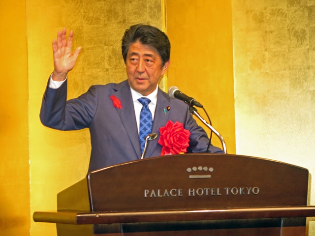 『CEATEC JAPAN 2016』のプレスプレビュー後、都内のホテルで開催されたオープニングレセプションで登壇した安倍晋三首相