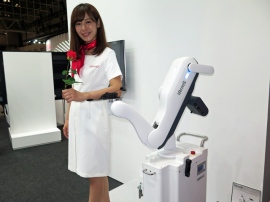 DENSOが既に製品化、供給しているロボット。外科手術時に医師の腕を支え、安全性と直感的な操作をサポートする自動追随型手台ロボット「iArmS」だ