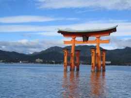 宮島はことし6月にトリップアドバイザーが集計した「外国人に人気の日本の観光スポットランキング」でも3位にランクインした、世界から人気を集める観光スポットだ。島の自然を背後に海に悠然と立つ大鳥居の姿に魅了される人が多い。