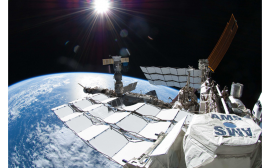 国際宇宙ステーションに設置された観測装置AMS。（手前右）（画像提供：NASA）
