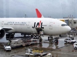 訪日観光客の増加が見込まれる中で、LCCも台頭。日本の航空業界はますます競争が激化するだろう。牙城を守る大手航空会社と、切込みをかけるLCCという構図が17年も続きそうだ。 訪日観光客の増加が見込まれる中で、LCCも台頭。日本の航空業界はますます競争が激化するだろう。牙城を守る大手航空会社と、切込みをかけるLCCという構図が17年も続きそうだ。