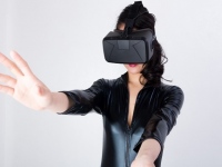 各社からバーチャルリアリティー(VR)対応ゲームの専用端末が相次いで発売された。