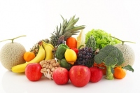 野菜と果物の卸売数量は、ともに30年間で大きく減少している。
