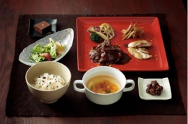 三越伊勢丹ホールディングスは、日本橋三越本店で２０１６ 年３月に日本文化の発信拠点として、日本の食文化を五感で体験できるゾーン「自遊庵」をオープンしている。毎月、新しいテーマを掲げメニューを提供しているが、２月は「カカオ」と「海苔」をテーマにしたメニューを提供する。
