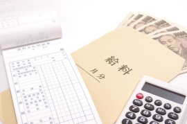 女性の賃金は過去最高となり、男女間賃金格差(男性=100)は過去最小の73.0となった。 女性の賃金は過去最高となり、男女間賃金格差(男性=100)は過去最小の73.0となった。