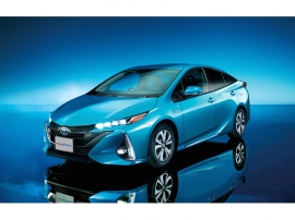 4灯式LEDヘッドランプ、大型フロントアクリルグリルやダブルバブルウインドゥなどプリウスPHVの先進的デザインも受けたようだ 4灯式LEDヘッドランプ、大型フロントアクリルグリルやダブルバブルウインドゥなどプリウスPHVの先進的デザインも受けたようだ