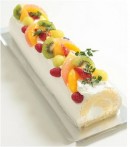 京橋千疋屋の「ロングフルーツロール」(5,400円)は、長さ35センチというウソみたいに長いロールケーキ(大丸松坂屋百貨店報道資料より) 京橋千疋屋の「ロングフルーツロール」(5,400円)は、長さ35センチというウソみたいに長いロールケーキ(大丸松坂屋百貨店報道資料より)