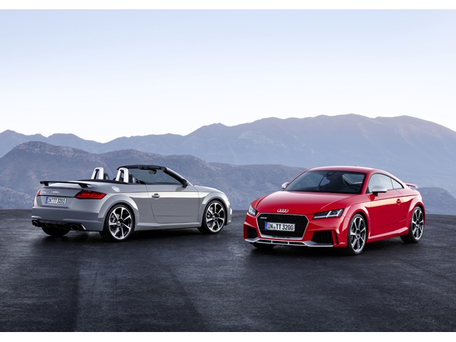 新開発の2.5直列5気筒エンジンは最高出力400psを発揮、TTシリーズ史上最速モデルにとなった新型「Audi TT RS Coupe //TT RS Roadster」、価格はクーペが962万円、ロードスターが978万円