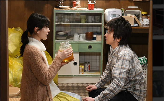 行きつけのカフェで偶然出会った深瀬（藤原竜也）と越智（戸田恵梨香）だが、「イヤミスの女王」が手掛けた作品だけに2人がこのまま終わるとは思えない（c）TBS