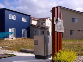 再配達で生じるCO2削減などを理由に、政府が公共施設や駅などに設置する宅配ボックスに対して補助金を出すことを決めたのも、大きな後押しとなっているようだ。 再配達で生じるCO2削減などを理由に、政府が公共施設や駅などに設置する宅配ボックスに対して補助金を出すことを決めたのも、大きな後押しとなっているようだ。