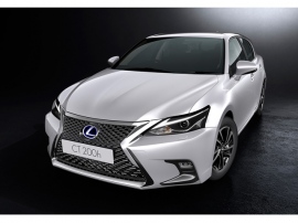 エクステリア&インテリアを刷新、マイナーチェンジしてアクティブな顔に進化したLEXUS CT 200h。アルミホイールの意匠も変わっているようだ エクステリア&インテリアを刷新、マイナーチェンジしてアクティブな顔に進化したLEXUS CT 200h。アルミホイールの意匠も変わっているようだ