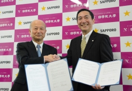 國學院大学の坂口吉一理事長(左)とサッポロHDの尾賀真城代表取締役社長(サッポロHDの発表資料より) 國學院大学の坂口吉一理事長(左)とサッポロHDの尾賀真城代表取締役社長(サッポロHDの発表資料より)