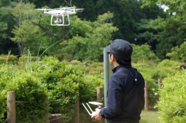 ソネット・メディア・ネットワークス<6185>(東マ)は、ドローン(小型無人機)による空撮コンテンツを提供するWEBメディア『DRONE　OWNERS』(ドローンオーナーズ)において、空撮のクリエーター“ドローングラファ”を養成・支援する会員制サービス『DRONE　OWNERS倶楽部』を、7月26日から開始した。