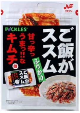 ピックルスコーポレーション＜２９２５＞（東２）は、ニチフリ食品と「ご飯がススムキムチ味ふりかけ」を共同開発し、ニチフリ食品から年８月３日より発売される。