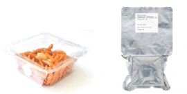専用のパックに入った「亀田の柿の種」（左）と、JAXAが開発したフィルムに包まれた宇宙食サンプル。（画像：亀田製菓発表資料より）