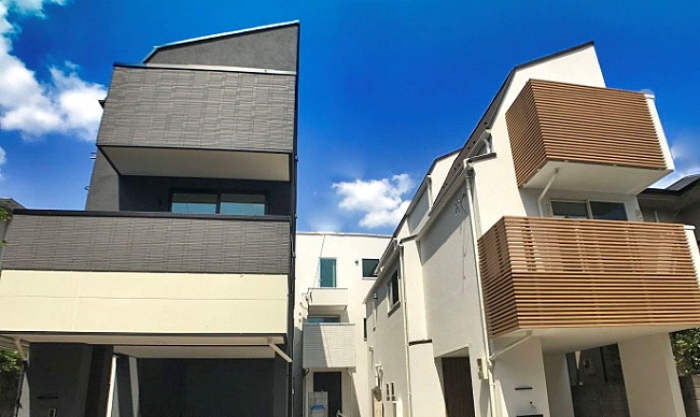 「Design　Your　Life」をグループメッセージに掲げる、メルディアグループ株式会社三栄建築設計<3228>(東1)は、東京都文京区の由緒ある土地を3分割し、3棟の分譲住宅を建設した。