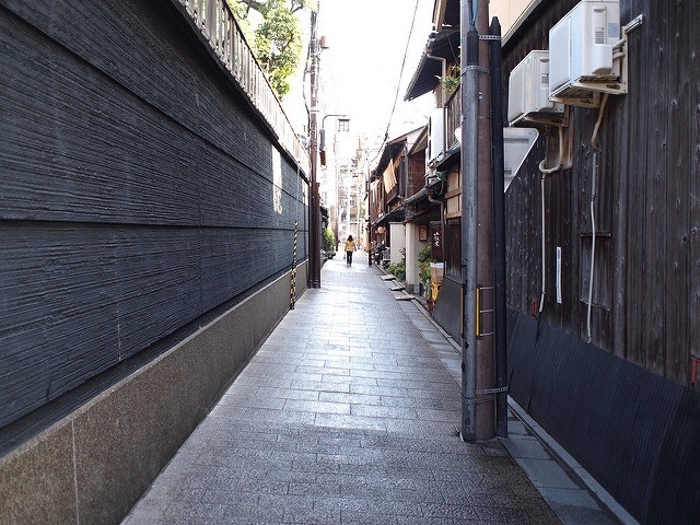 京都市の推計によると2016年に京都市内に宿泊した外国人観光客の内、約15%が民泊を始めとする簡易宿泊所を利用したことが判明、違法民泊の数字は取り込まれていないため実態は更に上回っている可能性がある。