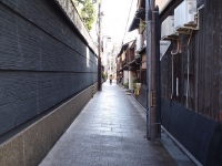 京都市の推計によると2016年に京都市内に宿泊した外国人観光客の内、約15%が民泊を始めとする簡易宿泊所を利用したことが判明、違法民泊の数字は取り込まれていないため実態は更に上回っている可能性がある。