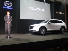 マツダの国内最上級となる新型SUV「CX-8」を都内の会場で発表する同社の小飼雅道・代表取締役社長兼CEO