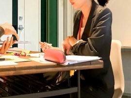 1986年の男女雇用機会均等法施行以来、仕事と育児の両立支援制度の整備が年々充実するなかで、大手や外資系企業では女性社員の定着は徐々に進んできたが、現場での実感はどうなっているのか。 1986年の男女雇用機会均等法施行以来、仕事と育児の両立支援制度の整備が年々充実するなかで、大手や外資系企業では女性社員の定着は徐々に進んできたが、現場での実感はどうなっているのか。